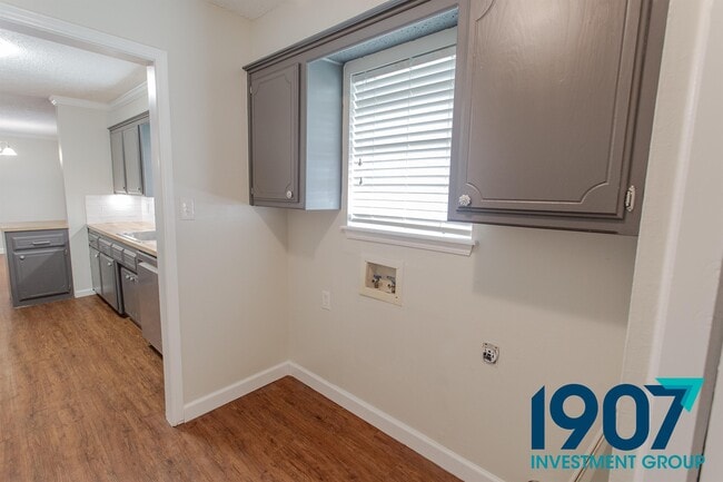 Building Photo - 1201 Kings Ct