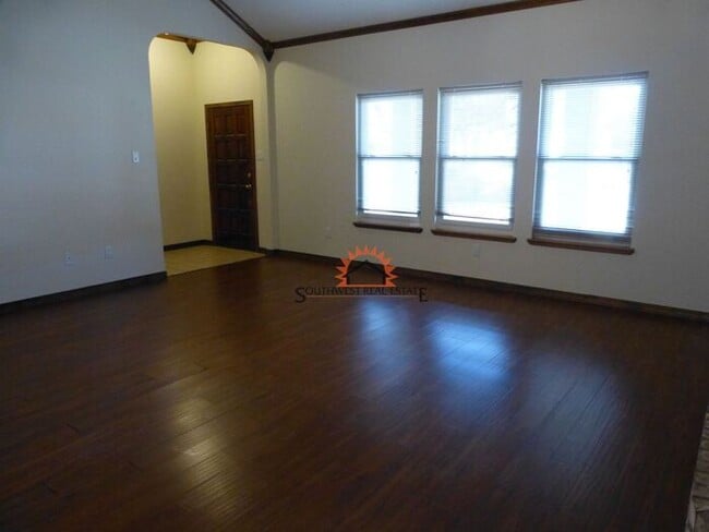 Building Photo - Spacious 4 bedroom 2 bath brick home