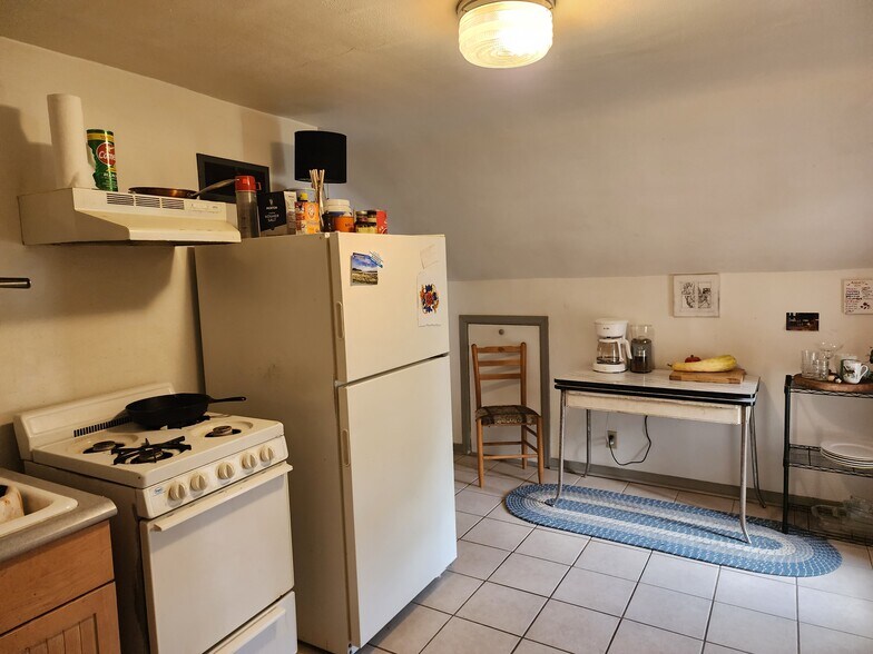 Kitchen/Entry - 2105 E Washington Ave