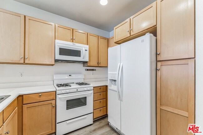 Building Photo - 6400 Crescent Prk E