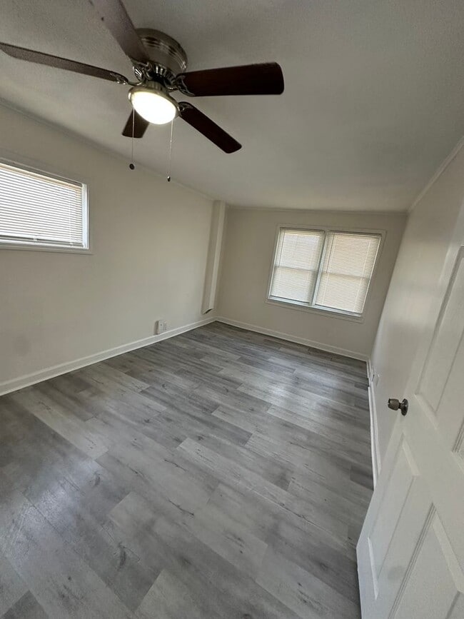 Building Photo - 4 bedroom 1 bath