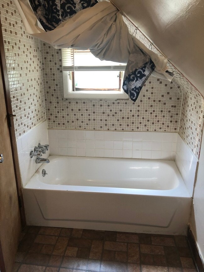 Building Photo - Cleveland Heights 1 bedroom 3rd Floor
