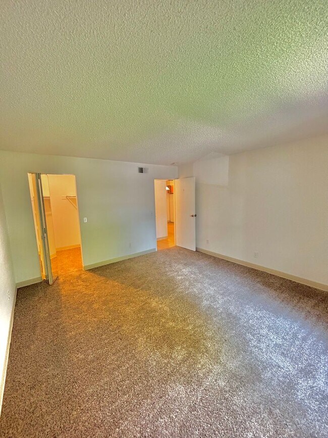 Building Photo - Spacious Green Mountain One Bedroom w/Pool...