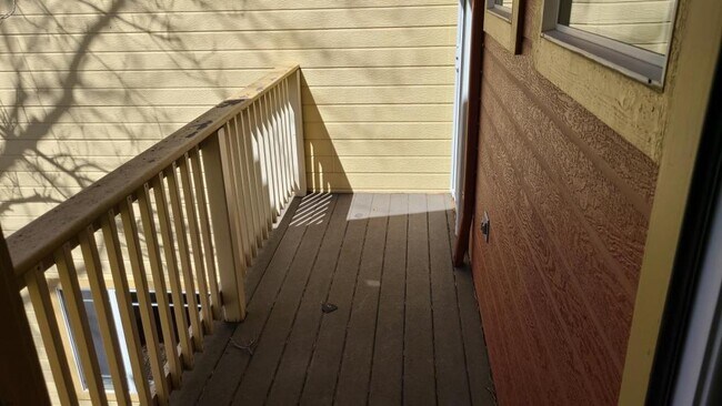 Building Photo - 818 S Terry St Unit 1