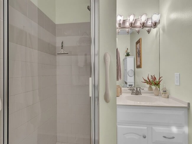 Building Photo - 8 Vista Palm Ln