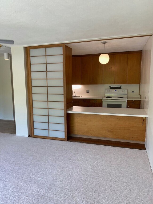 Building Photo - A one bedroom, one bath, NO parking apartm...