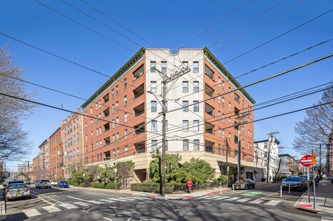 Building Photo - 1001 Clinton St