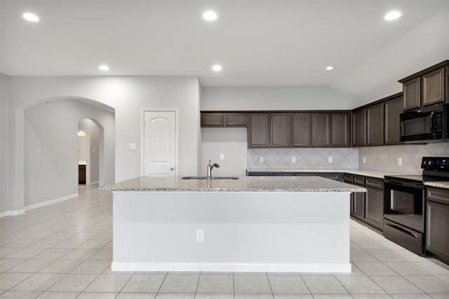 Building Photo - 5100 Royal Springs Dr