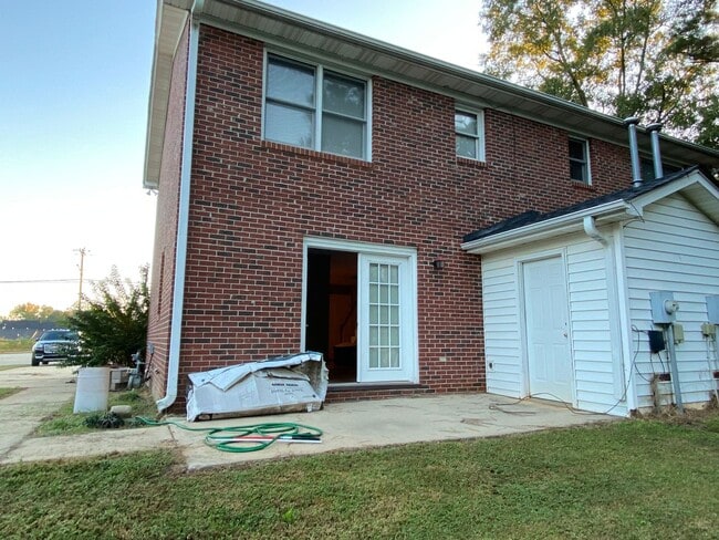 Building Photo - Lovely 2 bedroom Townhome