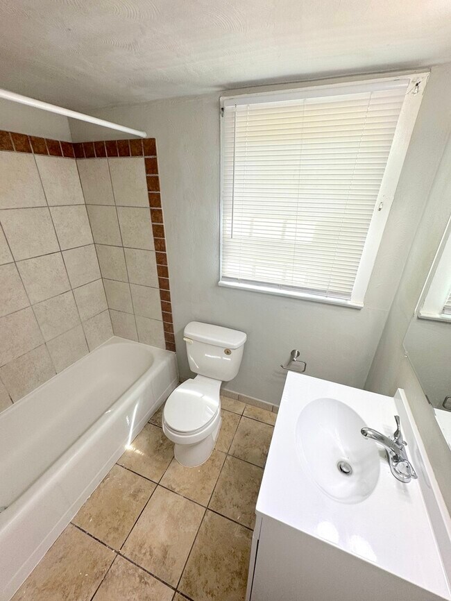 Building Photo - 104 Cushing St