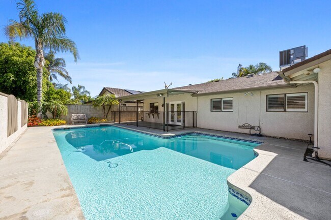 Building Photo - 605 N El Rio Dr