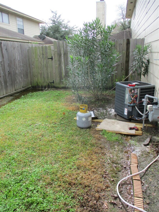 Building Photo - 10834 Sugar Hill Dr