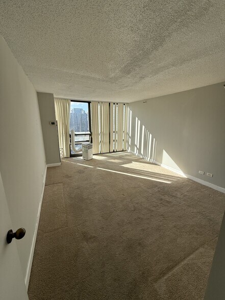 Building Photo - 10 E Ontario St