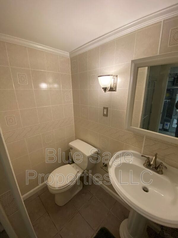 Building Photo - 228 W Wyncliffe Ave