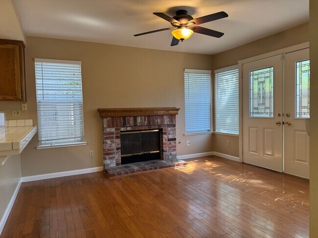 Building Photo - New carpet and paint!