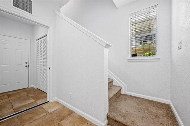Building Photo - 131 Greenwich Cir