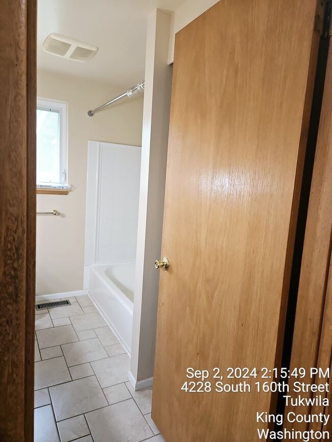 Building Photo - Tukwila/SeaTac daylight rambler - large home for rent - 4 bedrooms 2 bathrooms with 2 kitchens - ...