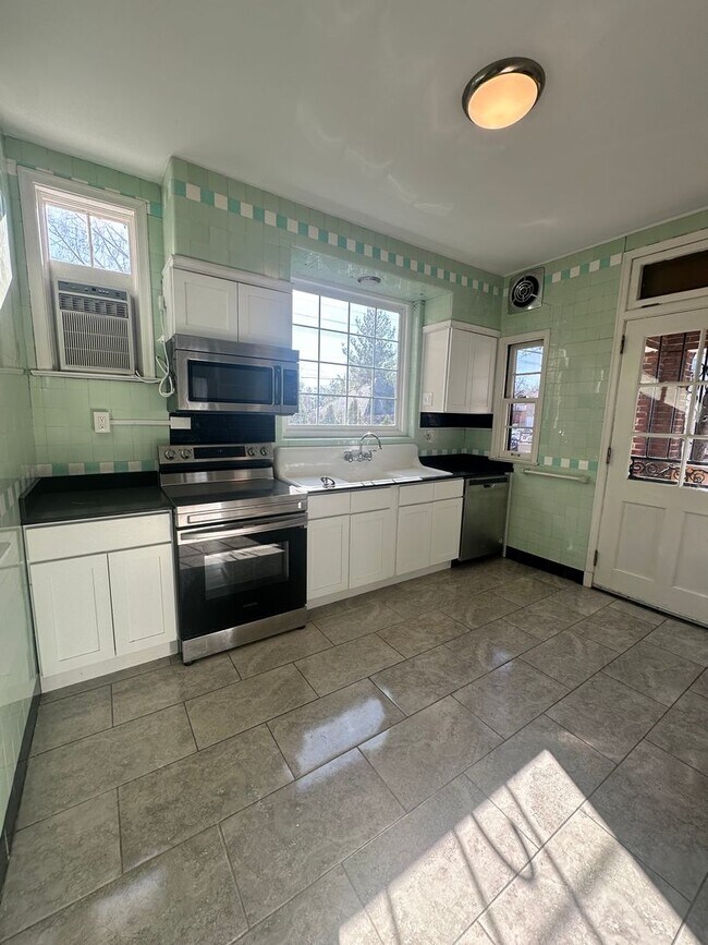 Building Photo - 2007 Kenilworth Pl