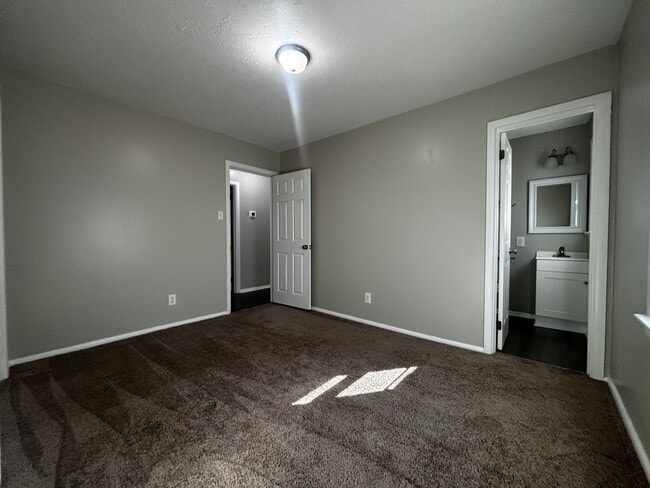 Building Photo - 516 Olivia Ln