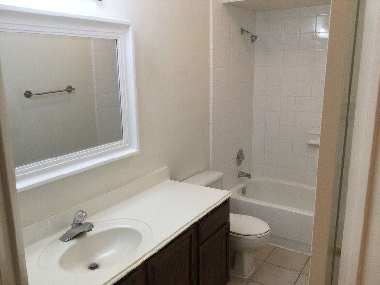 Building Photo - 2208 Ridgewood Dr