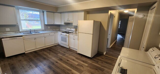 Building Photo - Newly Renovated 1-bedroom, 1-bathroom apar...