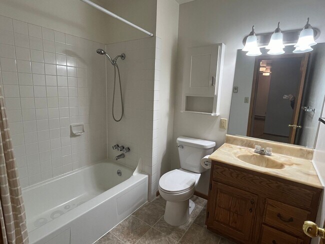 Building Photo - 1 Bed 1 Bath Heat and Water Included!