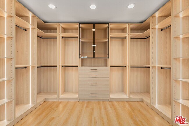 Building Photo - 2522 Armacost Ave