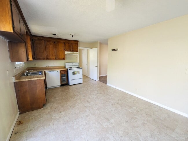 Building Photo - 3 bed 1 bath unit in duplex