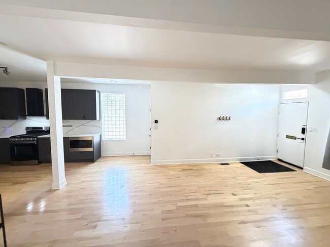 Building Photo - 1945 W Thomas St