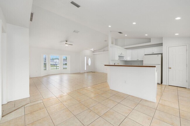 Building Photo - Spacious 3-Bedroom Home on an Oversized Lot in Marion Oaks – Modern Comfort with Room to Relax!
