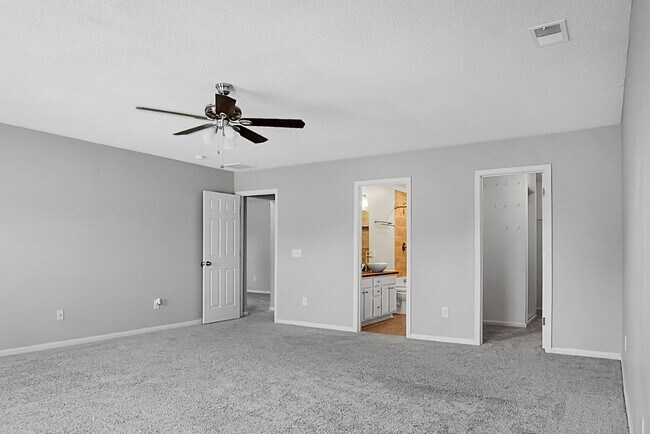 Building Photo - Spacious 2 Story, 4 BR, 2.5 BA, 2 Car Gara...