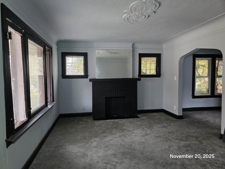 Building Photo - 9379 Manor