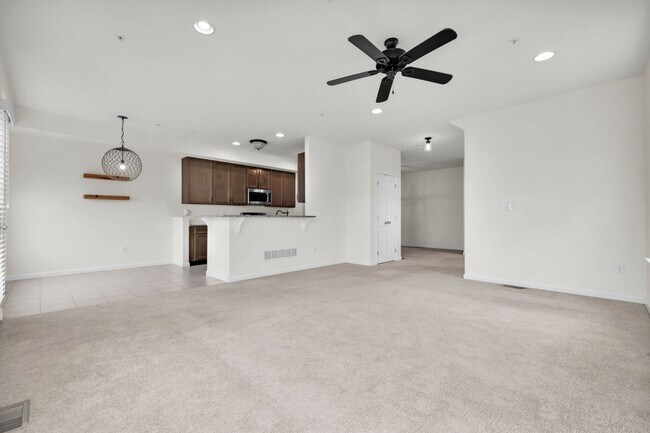 Building Photo - 3 bedroom Townhouse