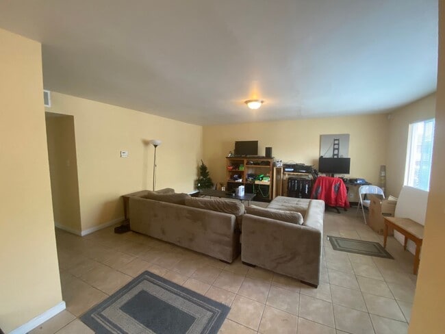 Building Photo - 2021 Sierra Rd