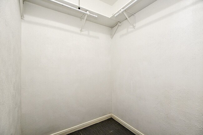 Building Photo - 9037 Crestview Dr