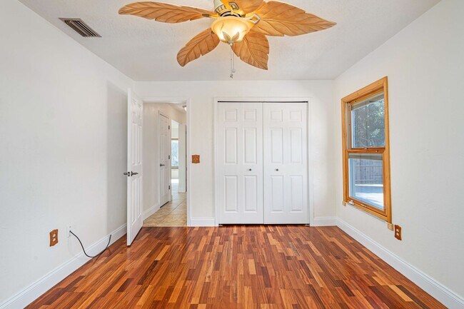 Building Photo - Convenient, Updated, and Plenty of Room fo...