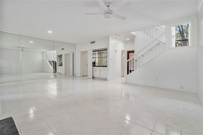 Building Photo - 9400 Doliver Dr