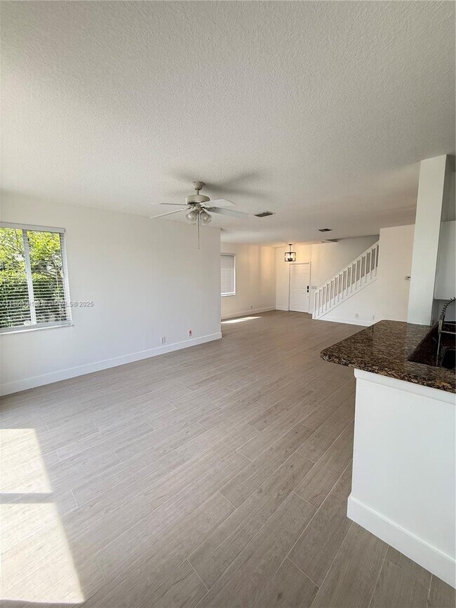 Building Photo - 1421 Presidio Dr