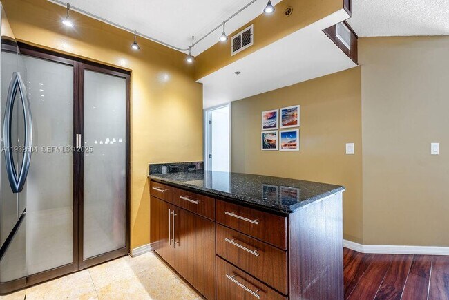 Building Photo - 19999 E Country Club Dr