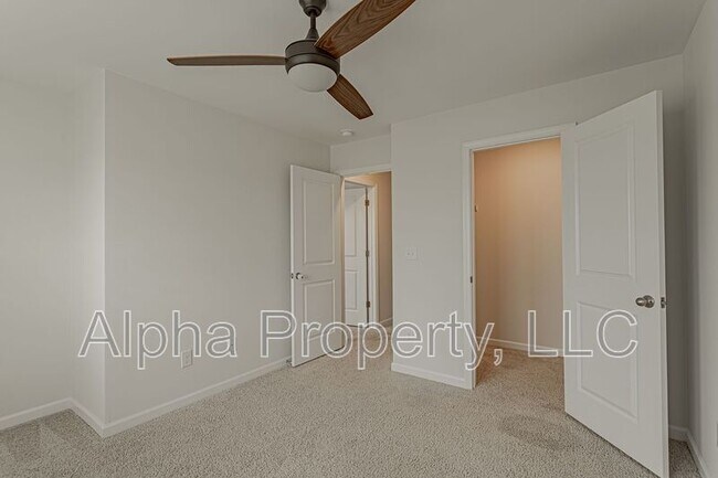 Building Photo - 420 Yellow Fox Rd