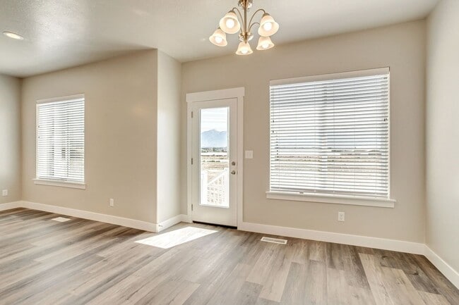 Building Photo - Dog Friendly Exchange Townhome