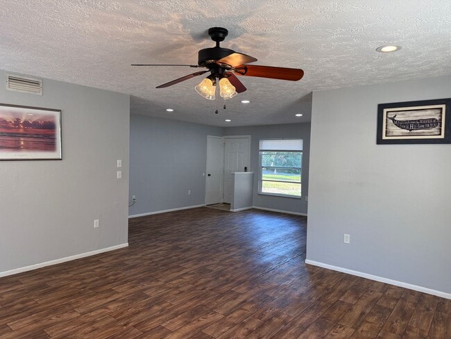 Building Photo - 2Bedroom 2 Bath Single Family Home W/1 Car Garage