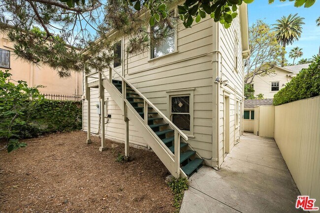 Building Photo - 809 N Bedford Dr