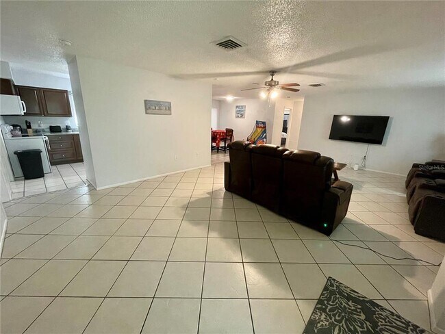 Building Photo - 2101 Utica Dr