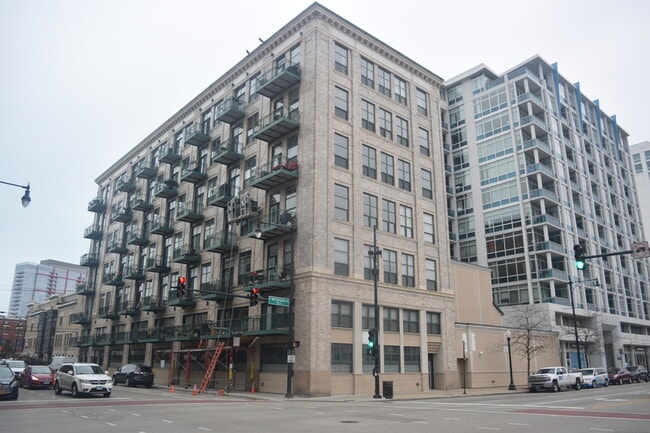 Primary Photo - 1801 S Michigan Ave