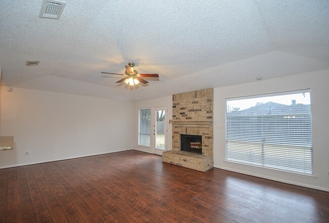 Building Photo - 3015 Sam Houston Dr