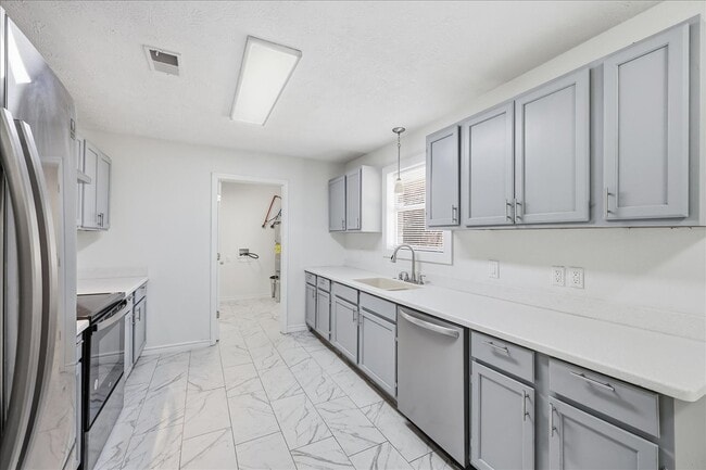 Building Photo - 165 Loving Dr