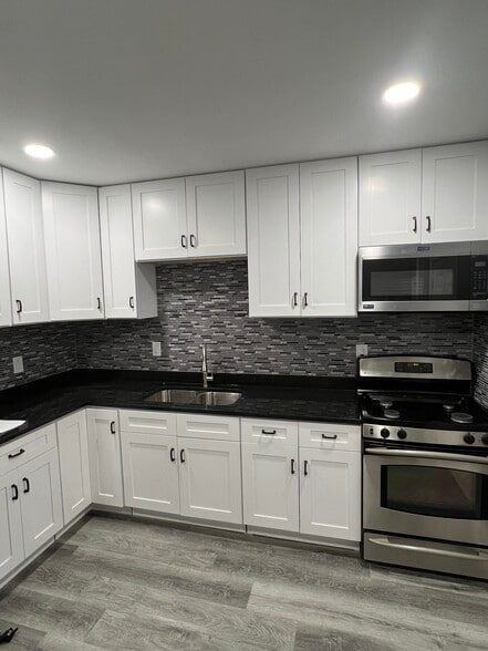 Kitchen - 3240 W Polk St