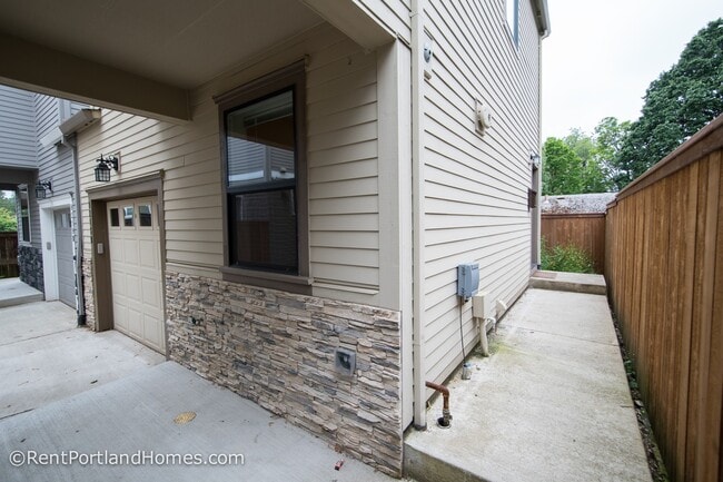 Building Photo - ADS457