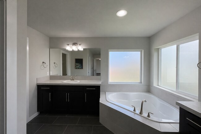 Building Photo - Spacious 4-Bedroom Home with Balcony and Fenced Yard in Marysville